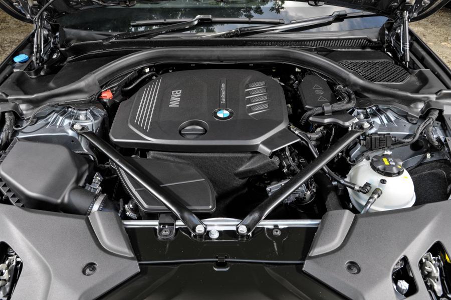 Моторный отсек BMW 520d Touring M Sport 2017 года  (UK) (фото 19 из 32)